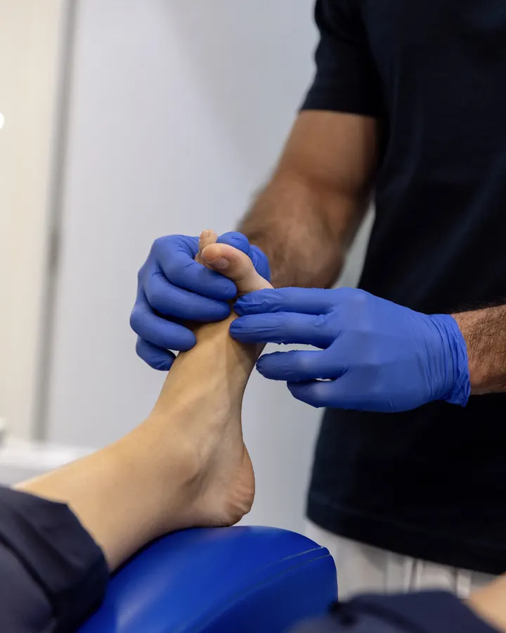 Cuidado de las uñas del pie durante una quiropodia